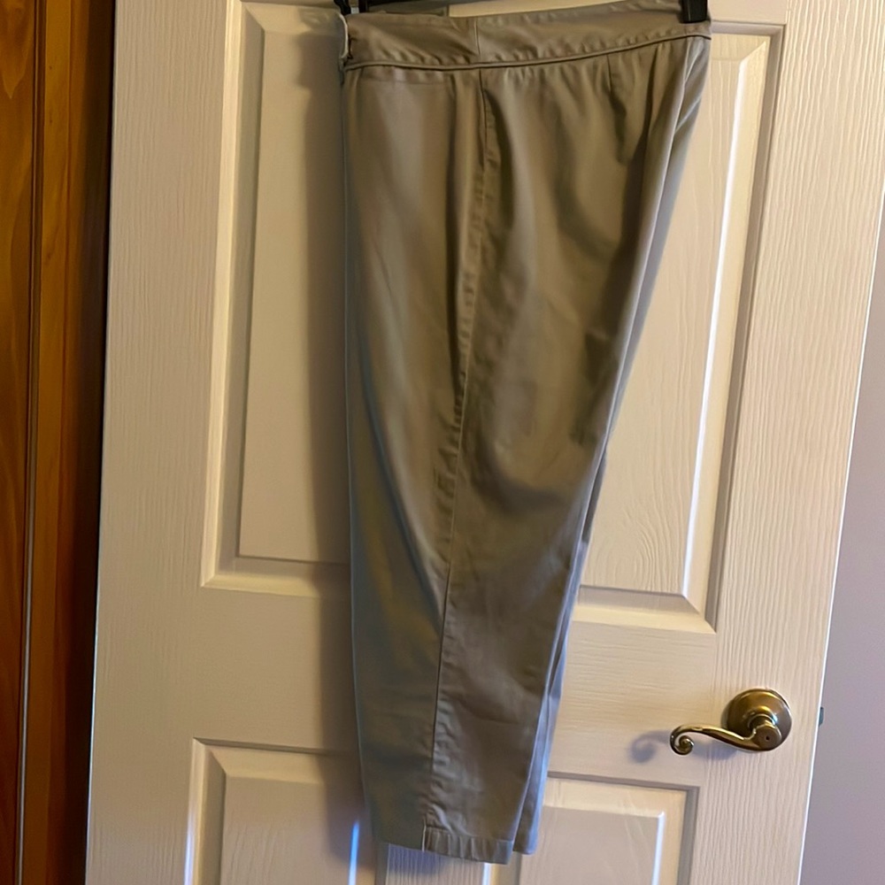 ❤️ 3 for $15;  VAN  HEUSEN, Stretch Capri; EUC